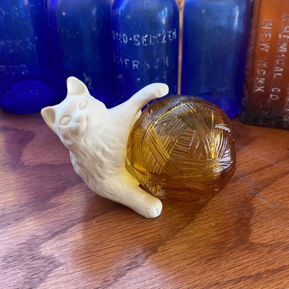 Vintage Avon Cologne Bottle Cat with ball of yarn